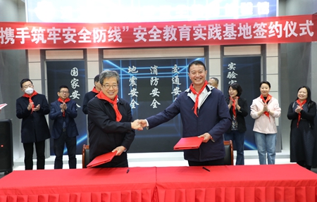 1682408736453020012.jpg 签约照片1.jpg