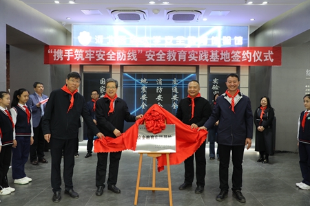 1682408776059097410.jpg 签约照片2.jpg